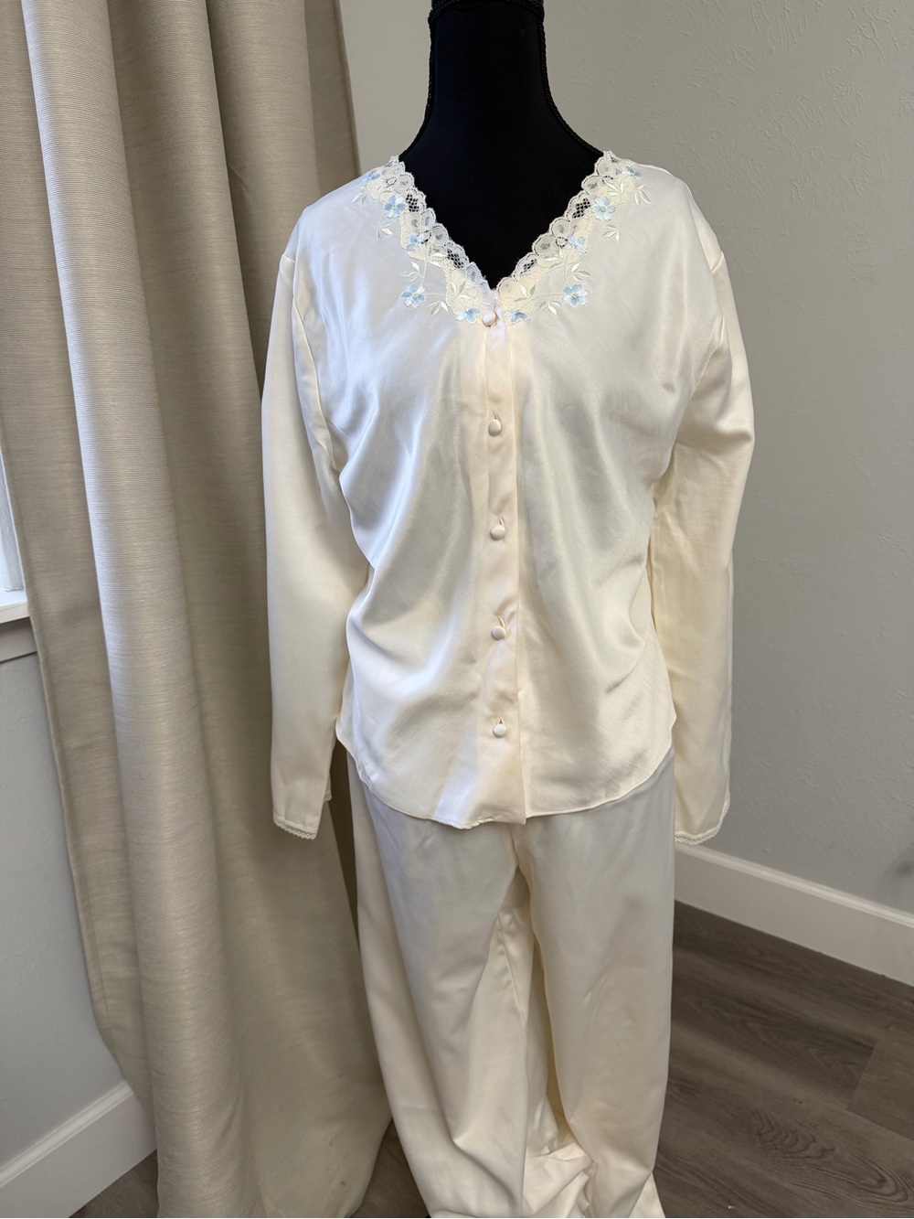 Vintage Erika Taylor Embroidered V-Neck Cream Button-Front Pajama Set